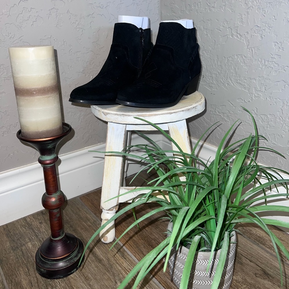 Yellow Box Pueblo: Suede Booties